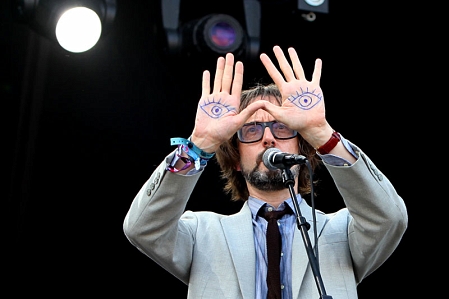 jarvis cocker hat jeweils ein auge auf die handinnenfläche gemalt.